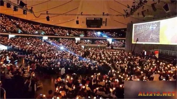 中国史上最大7000人旅行团赴美齐唱国歌 人均消费达1万美元