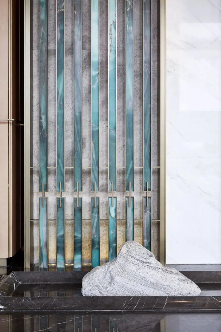 黄鹤楼中吹玉笛，江城五月落梅花的武汉，自古就被誉为“江城”，...