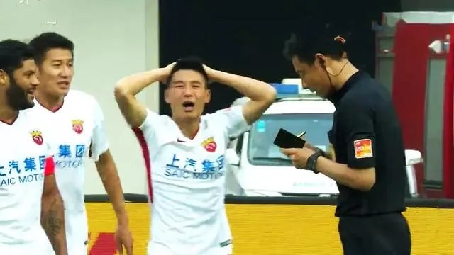 亚泰对阵上港的比赛中，武磊明显手球，为什么他的情绪会如此激动？