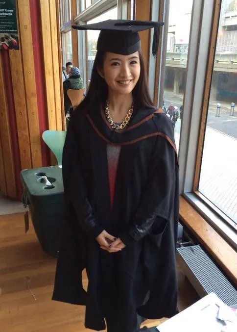 陈瑶晒学士服毕业照素颜清丽可爱，还有哪些明星晒过自己的毕业照，谁的最好看？