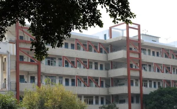 为什么贵州中医药大学时珍学院在贵州近几年没得录取分数线是不录取贵州考生吗？