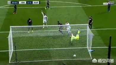 c罗队友进球为啥举手