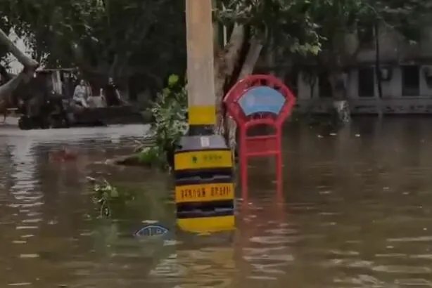 河南新乡一养老院遭河水倒灌 上百名老人被困急需物资帮助