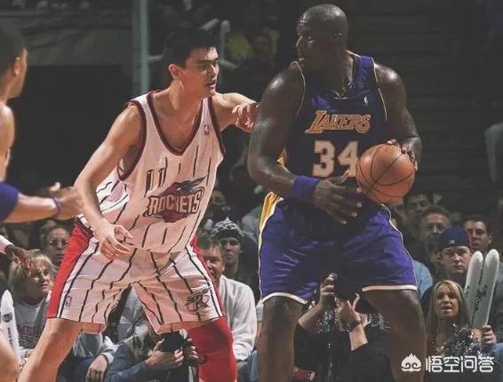 奥尼尔和姚明的首次交锋发生在什么时候？他们的数据是多少？你如何评价他们之间的交锋？