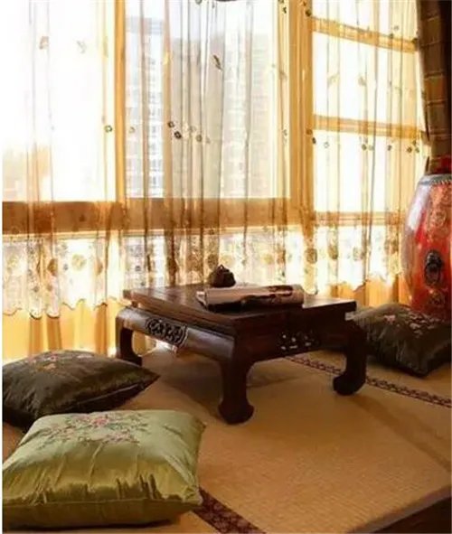 客厅阳台榻榻米装修效果图 阳台做榻榻米好看又实用