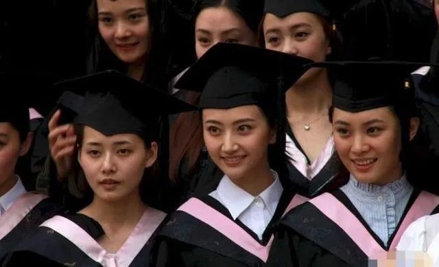 陈瑶晒学士服毕业照素颜清丽可爱，还有哪些明星晒过自己的毕业照，谁的最好看？