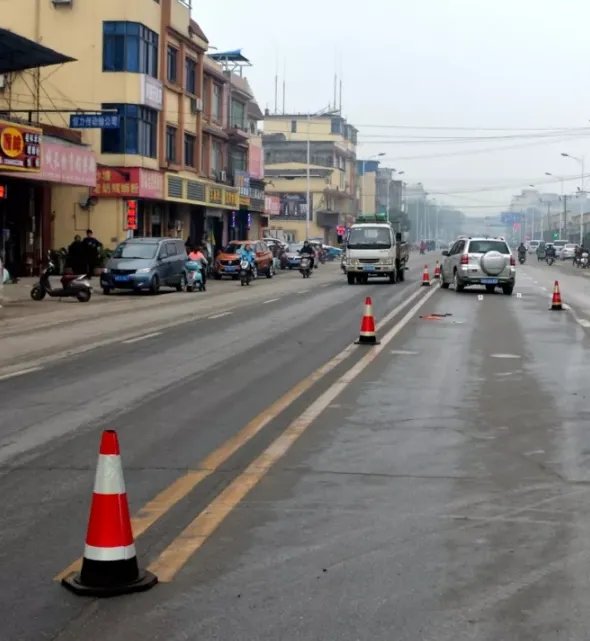 男孩被卷越野车底是什么情况？