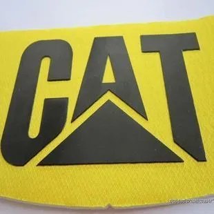 衣服上的硅胶商标是怎么粘上去的？