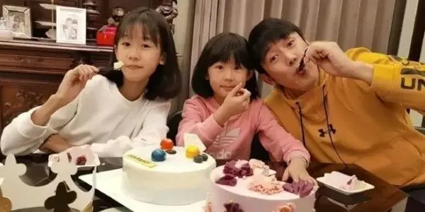 陆毅13岁女儿近照曝光五官精致，更像谁一些？