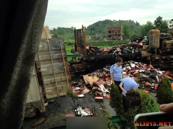 湖南发生严重车祸 货车大巴相撞爆炸仅4人逃出