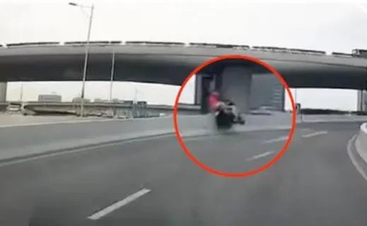 摩托骑手高架坠亡怎么回事：视频始末这到底是个什么梗