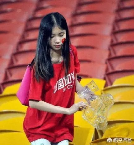 如何评价亚洲杯男足取得首胜后，中国球迷赛后主动清理观众席垃圾的行为？