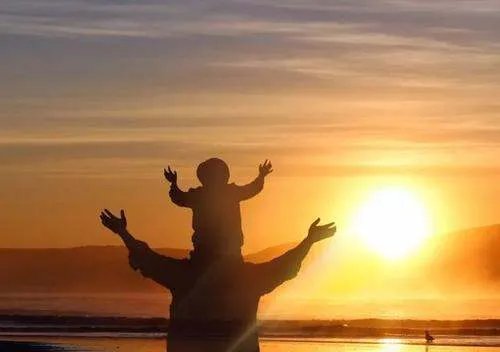 孙女返程爷爷雨中相送不肯离开，如何评价他们之间的感情？