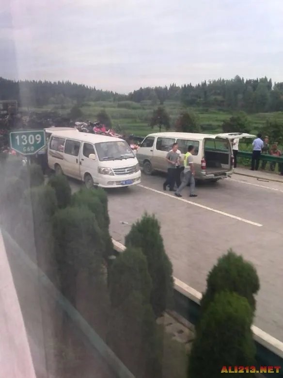 湖南发生严重车祸 货车大巴相撞爆炸仅4人逃出