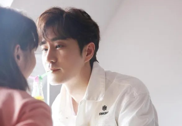 毛晓彤杨玏拍摄曝光，俩人共饮一杯饮料像真情侣，他们是否有情感发展前景？