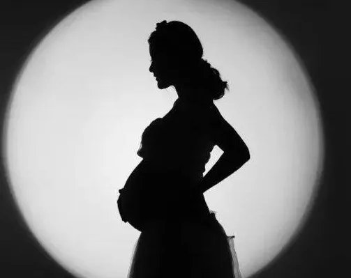 郑州怀八胞胎女子年仅18岁,她为何这么小就怀孕了?