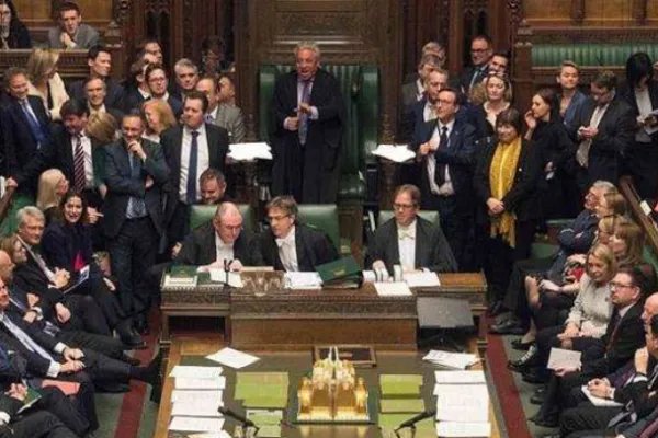 就目前的脱离欧洲联盟事宜，英国政府和反对党各自有了什么策略？