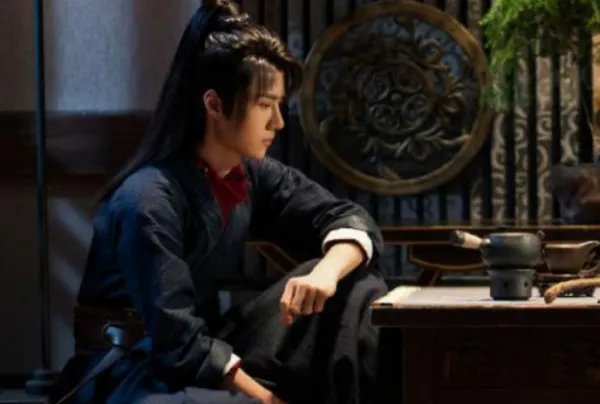 《有翡》中,谢允的真实身份是什么?