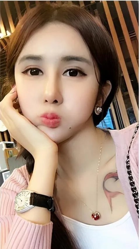 14岁就开始整容成“蛇精脸”，因炫富走红，现在又整成了混血，你怎么看？