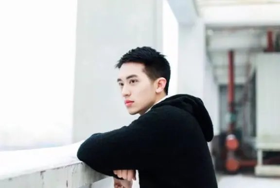 许魏洲曾获“2018华人杰出青年歌手”奖,他在流量小生中处于什么水平?