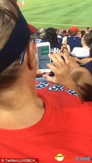 两姐妹看比赛发现前排女子出轨 递纸条提醒其丈夫