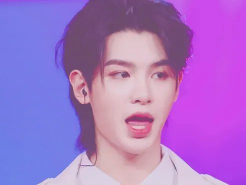 黄明昊走秀时突然假摔,他的这个假摔到底自不自然?