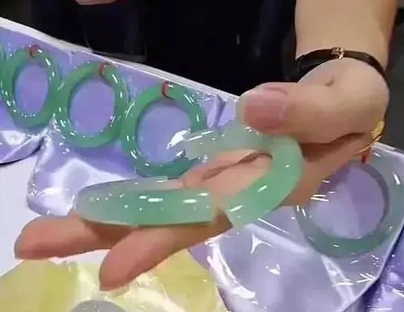 摔断30万玉镯女游客道歉并称一定会赔偿?