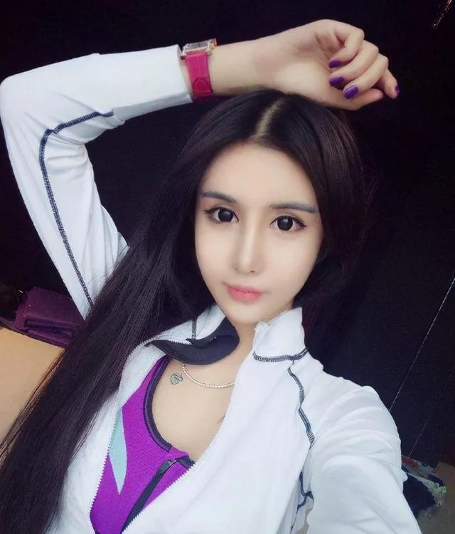 14岁就开始整容成“蛇精脸”，因炫富走红，现在又整成了混血，你怎么看？