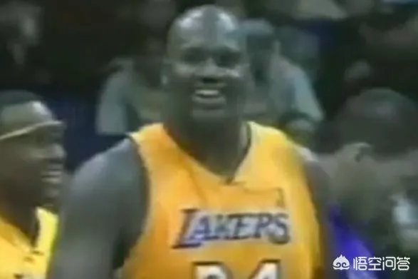 巴特尔当年用一只手将奥尼尔撂倒在地上，他当时到底用了多大的力气？有何依据？