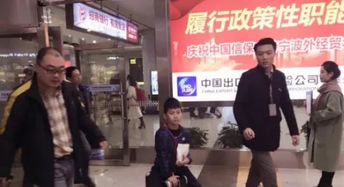 康康探班爸爸胡军感动发文是什么情况？