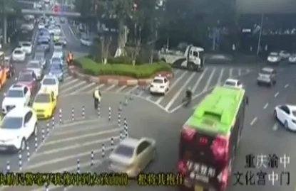 2岁女孩车流中穿梭有没有出现危险情况？