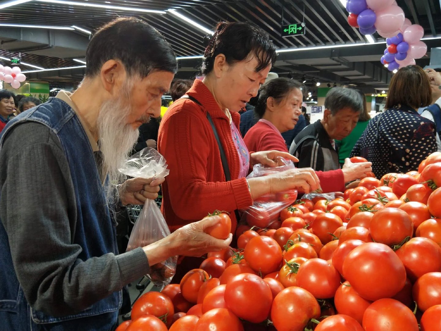 超市促销大妈爬上货架哄抢,为何坐公交的时候却很虚弱?