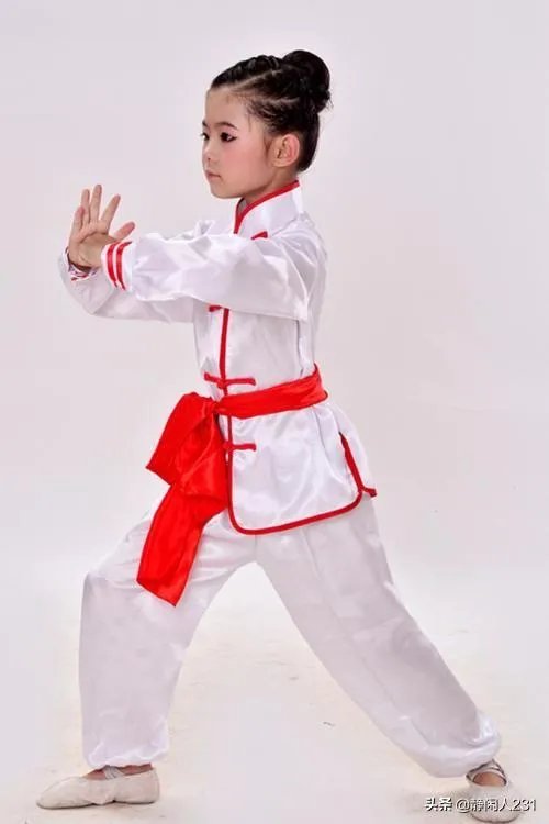 现在小学在教跆拳道操比较多，为什么教传统武术的很少呢？