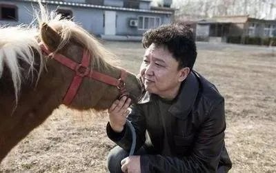 相声界的大佬于谦老实喜欢摇滚，他的摇滚水平怎么样？