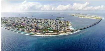 马尔代夫的总人口是多少？马尔代夫的国旗是什么样的？