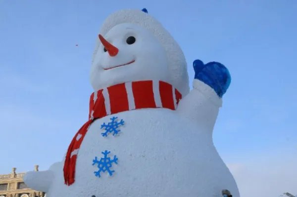 哈尔滨18米高大雪人出圈，这个雪人是咋堆的？会不会在短时内融化掉？