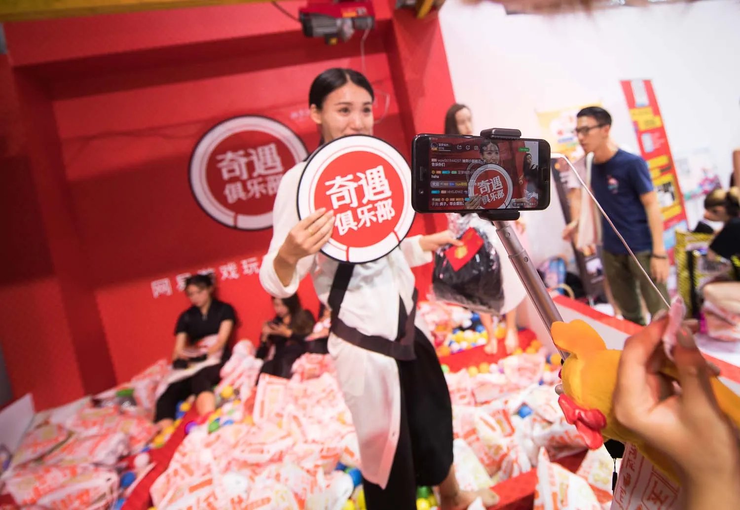 真人娃娃机到底有多好玩?不看SG只求当个娃娃夹走福利