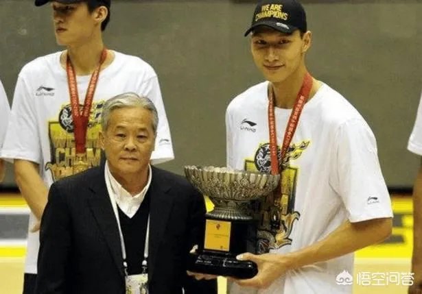 丁彦雨航击败易建联获得常规赛MVP，易建联为啥第一时间送上祝福？