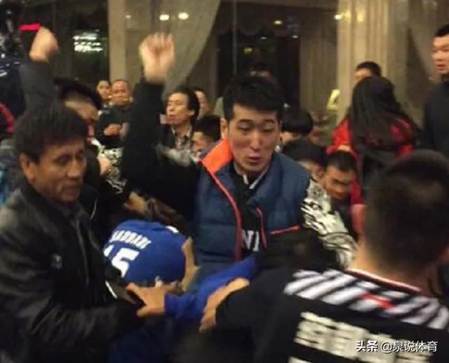 辽篮当初输掉总决赛之后,为什么会跟场外的四川球迷发生冲突?