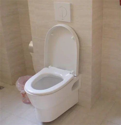 马桶堵了水已经满了怎么办